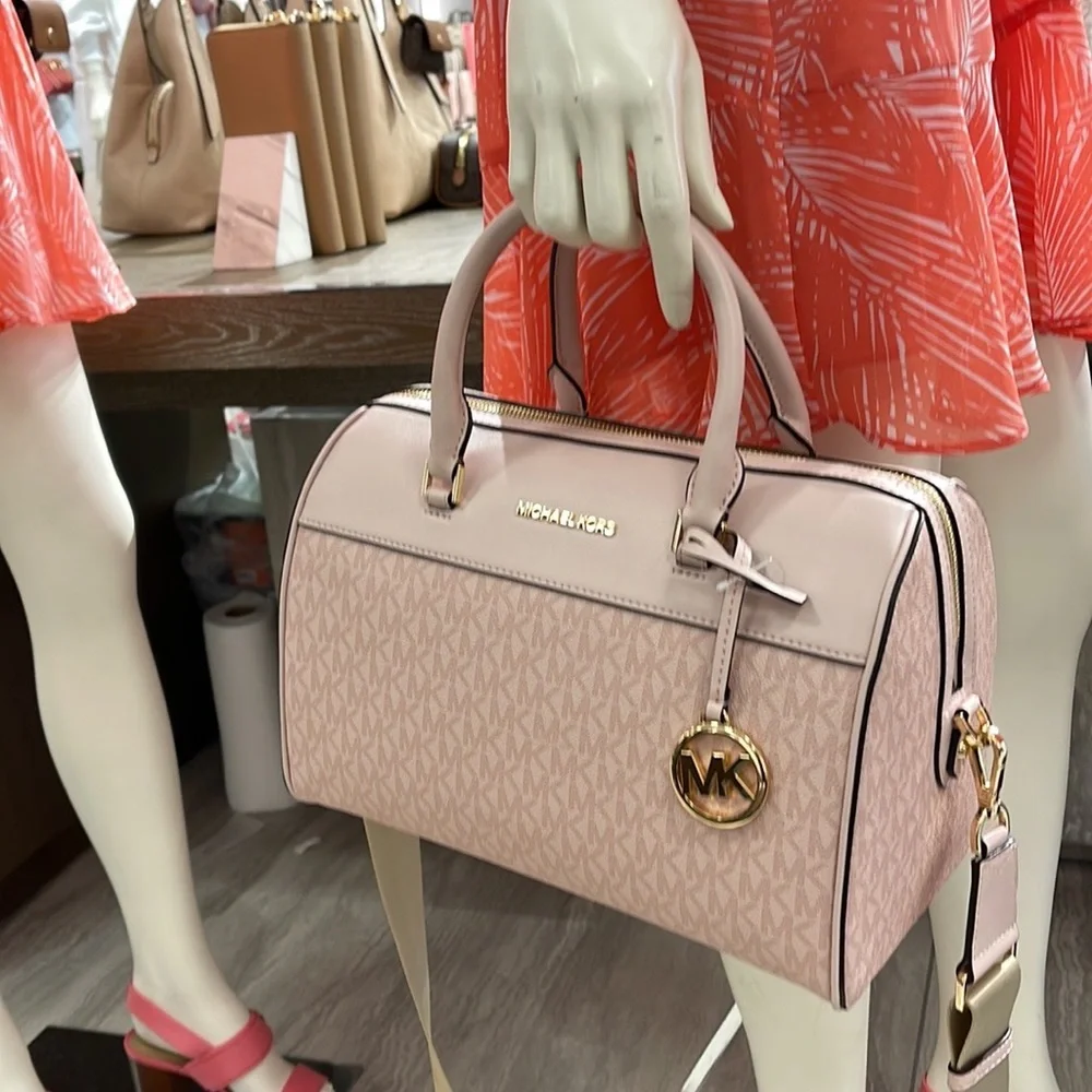 Michael Kors med Duffel Travel - Leather/Coated
Light Powder Blush
MD DUFFLE
NWT - Picture 11 of 16